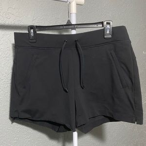 ATHLETA Black Modern Metro Shortie Shorts EUC